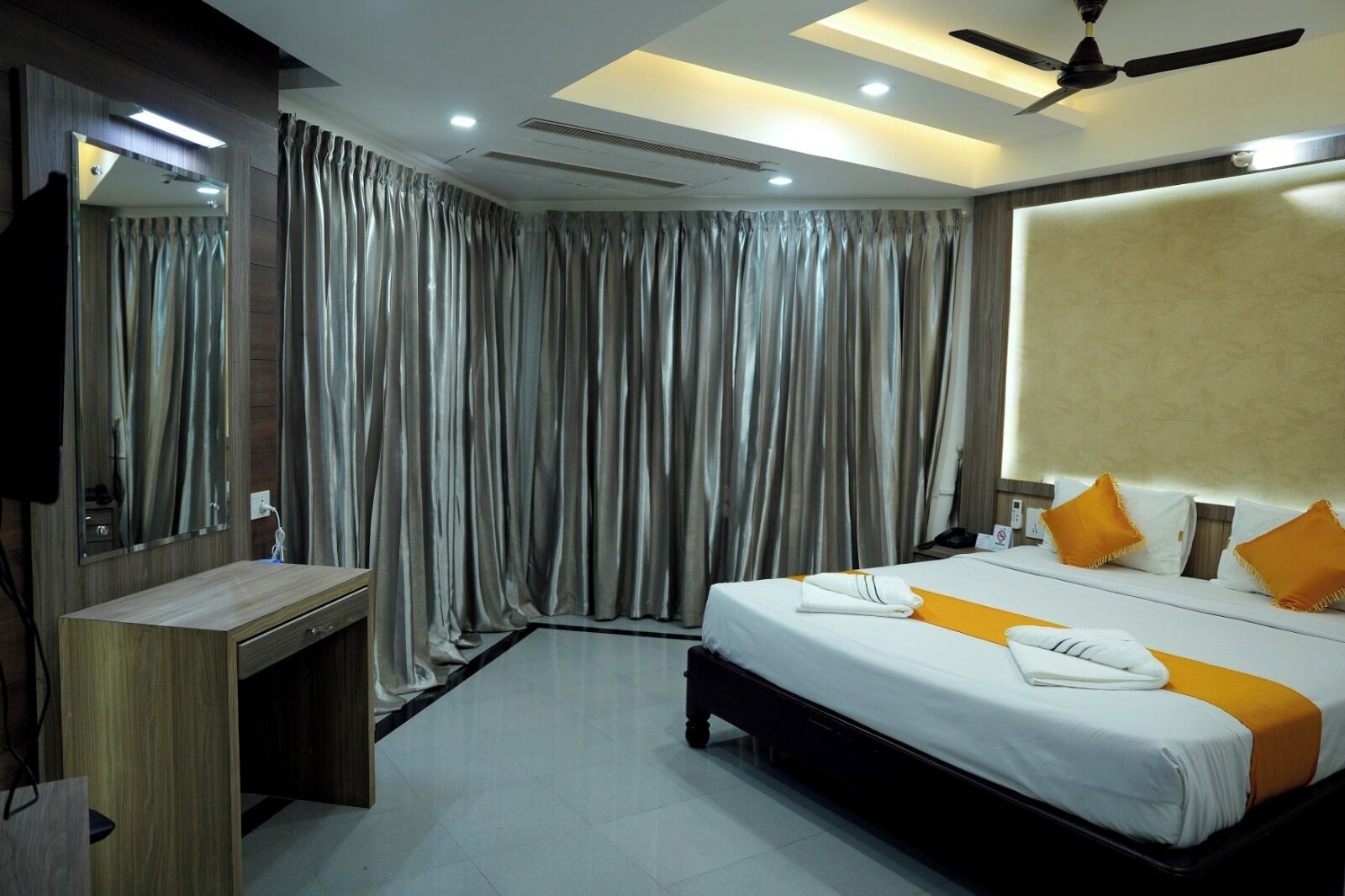 Suite, hageutsikt | Safe på rommet, strykejern/-brett og wi-fi (inkludert)