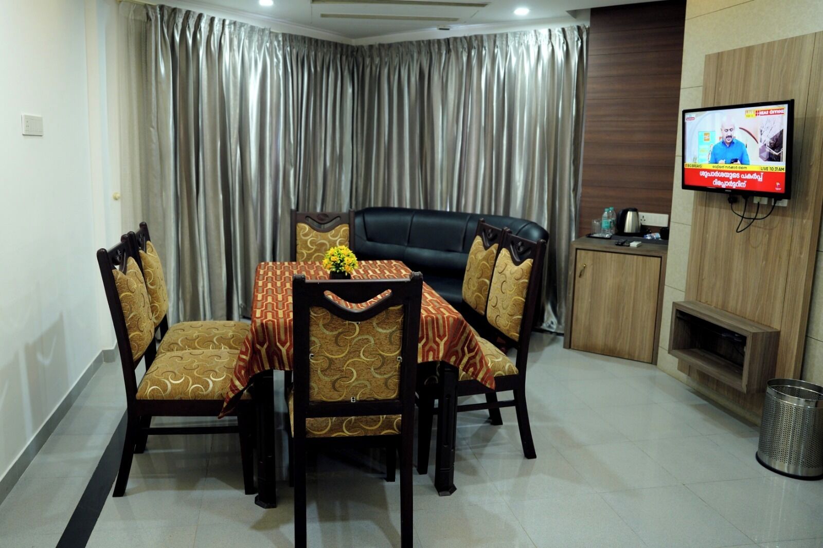 Suite, Garden View | Dining