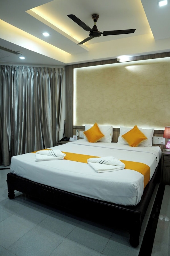 Suite, Garden View | In-room safe, iron/ironing board, free WiFi
