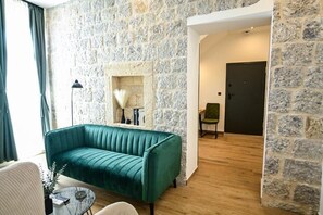 Apartment, Blick auf den Innenhof | Wohnbereich