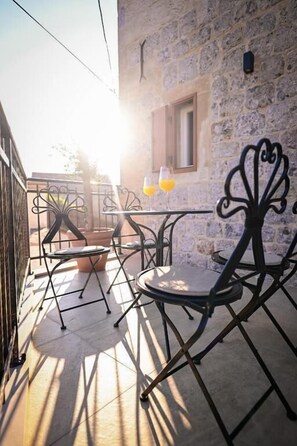 Deluxe-Apartment, Balkon, Stadtblick | Speisen im Freien