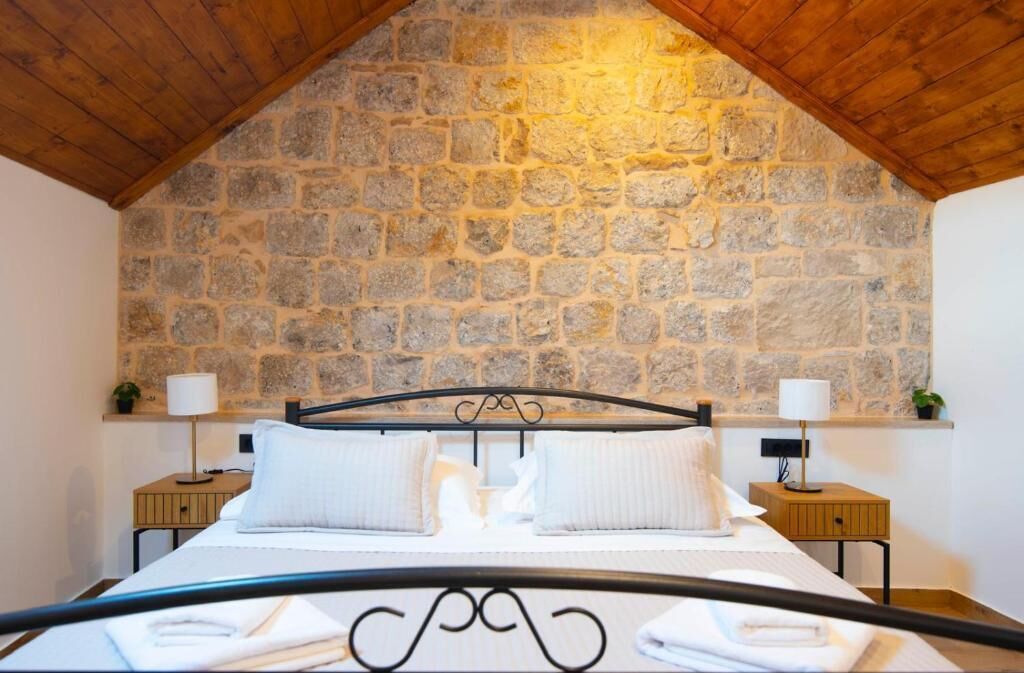 Safe på rommet, skrivebord, blendingsgardiner og lydisolert