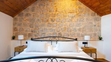 Safe på rommet, skrivebord, blendingsgardiner og lydisolert