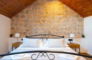 Caja fuerte, escritorio, cortinas opacas y sistema de insonorización