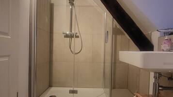 Dusche, Haartrockner, Handtücher, Seife