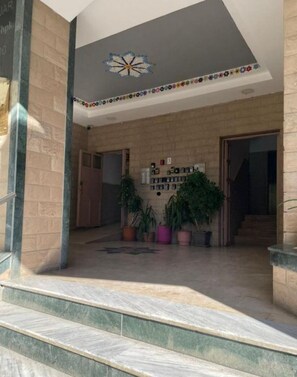 Exterior detail - 2 minutes away from Tirana's center - 2 Bedroom Apartment (Tiranë)
