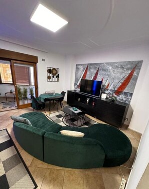 Living area - 2 minutes away from Tirana's center - 2 Bedroom Apartment (Tiranë)