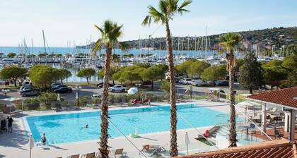 2 Bedroom Houseboat with sea-view, sundeck & jacuzzi