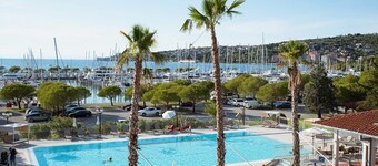 2 Bedroom Houseboat with sea-view, sundeck & jacuzzi