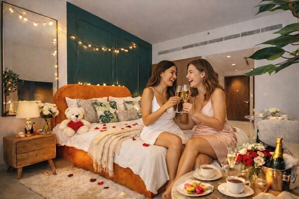 A cozy bedroom with a bed, bedside table, and a nightstand. - Luxury Studio with Pool and Parking (Dubai)