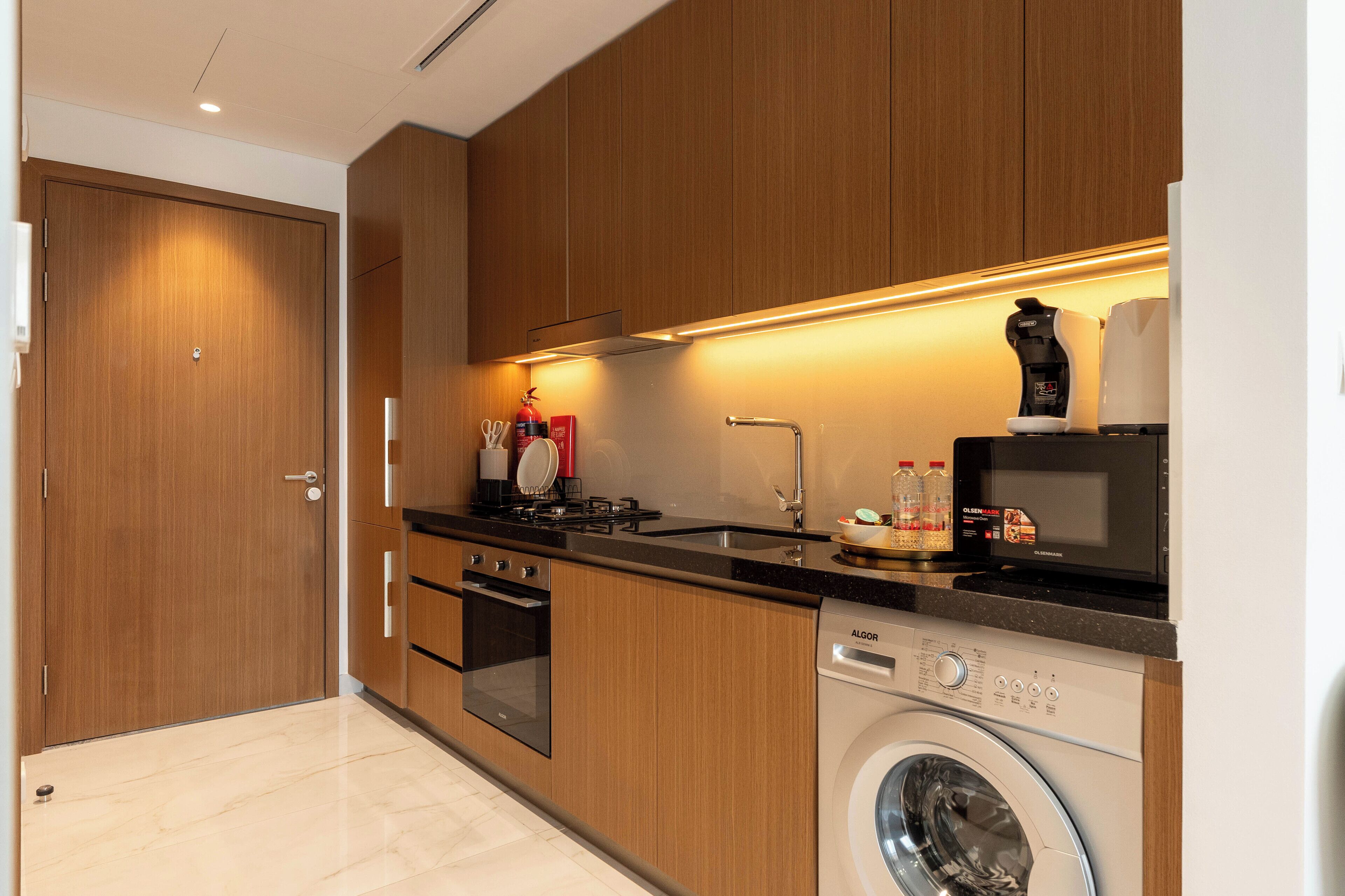 Deluxe Studio | Private kitchen | Fridge, microwave, oven, stovetop