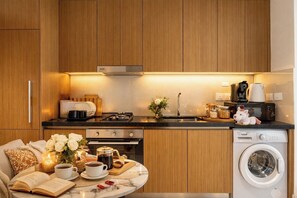 Deluxe Studio | Private kitchen - Luxury Studio with Pool and Parking (Dubai)
