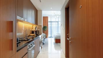 Deluxe Studio | Private kitchen | Fridge, microwave, oven, stovetop