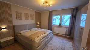 1 bedroom, desk, iron/ironing board, free WiFi - Exclusive complete apartment for 6 people (Groß-Gerau)