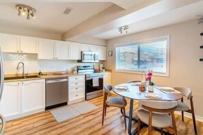 Fridge, microwave, oven, stovetop - Cozy Barrie retreat near lake Simcoe & parks. (Barrie)