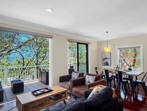 Living area - Villa Remana - Among the gum trees at Cypress Lakes Resort (POKOLBIN)