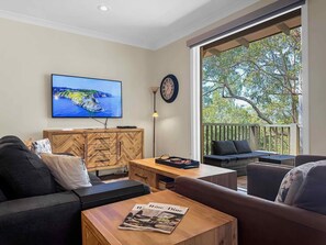 Living area - Villa Remana - Among the gum trees at Cypress Lakes Resort (POKOLBIN)