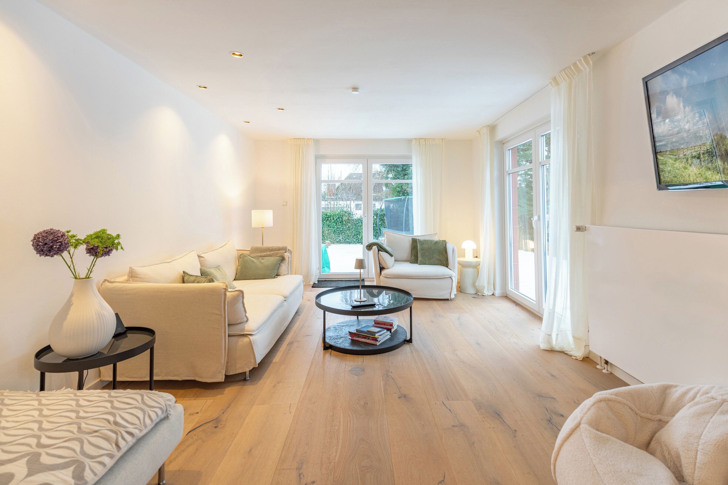 Een televisie, een open haard en boeken