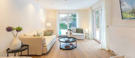 Een televisie, een open haard en boeken