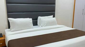 Standard Room | In-room safe, desk, laptop workspace, blackout curtains