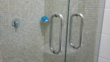 Rom – standard | Bad | Tøfler, håndklær, såpe og toalettpapir