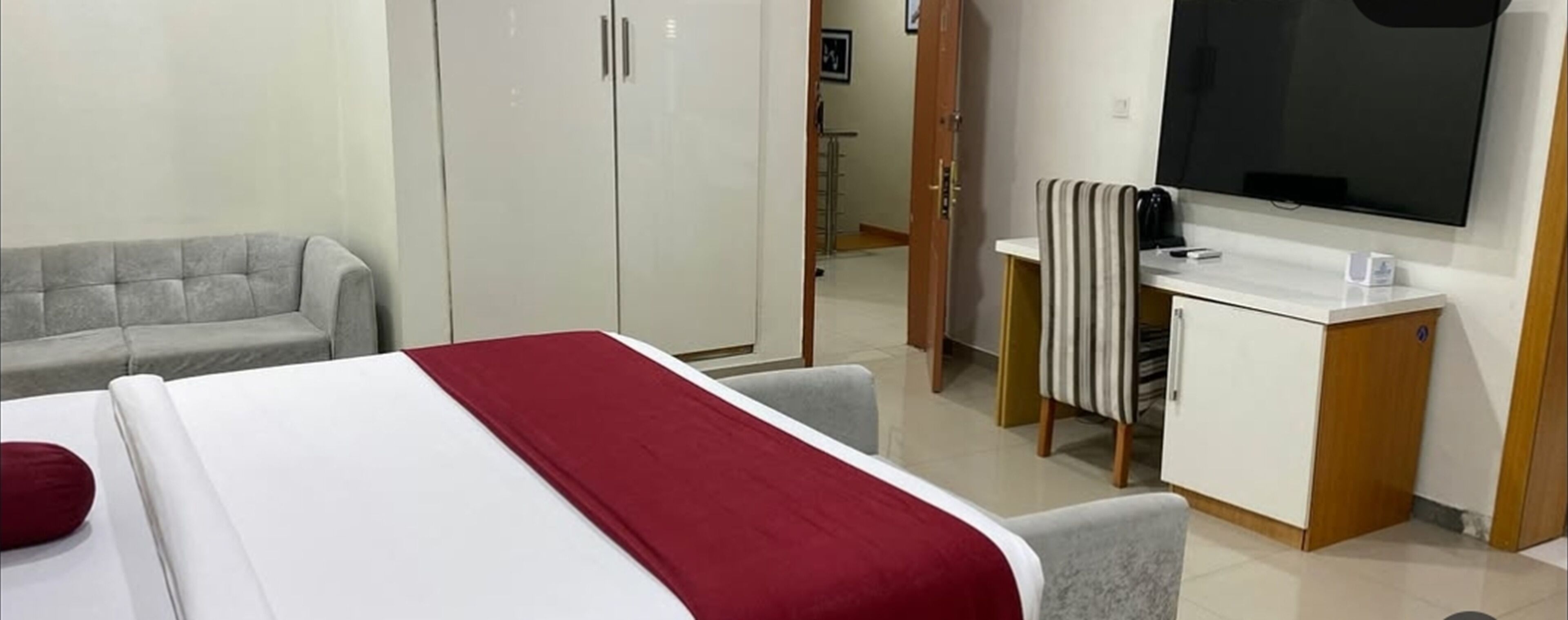 Standard Room | In-room safe, desk, laptop workspace, blackout curtains