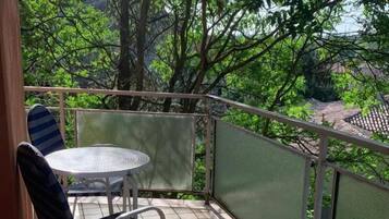 Doppelzimmer, Balkon, Stadtblick | Speisen im Freien