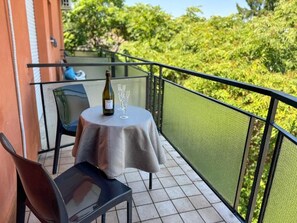 Family Room, Balcony, City View | Outdoor dining