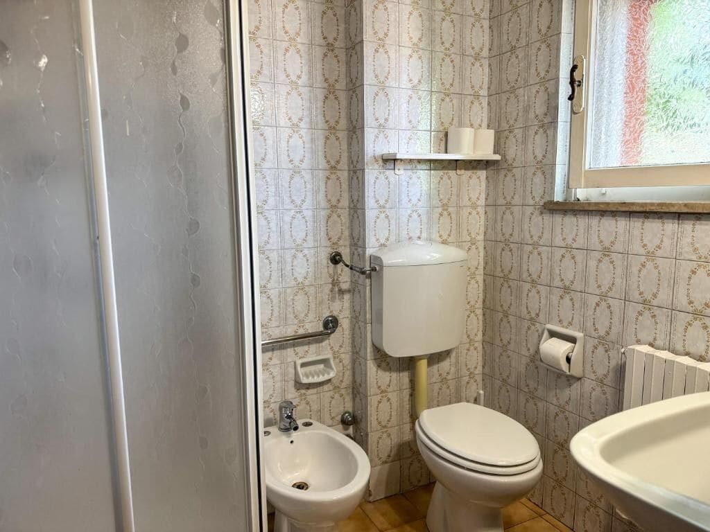 Un baño con inodoro, bidé y lavabo.