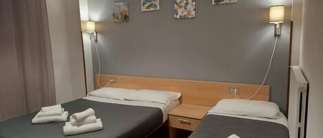 Standard Triple Room, Balcony, City View | Peti besi dalam bilik, meja, ruang kerja komputer riba