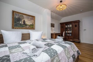 Desk, iron/ironing board, free WiFi, bed sheets - Modern living close to the beach for up to 6 people (Dierhagen)