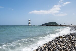 Beach - Nyth Y Fran - sleeps 4 guests  in 2 bedrooms (Menai Bridge)