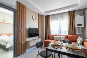 Deluxe Duplex, 2 Bedrooms, Kitchen | Living area | 80-cm TV with cable channels, Netflix, streaming services