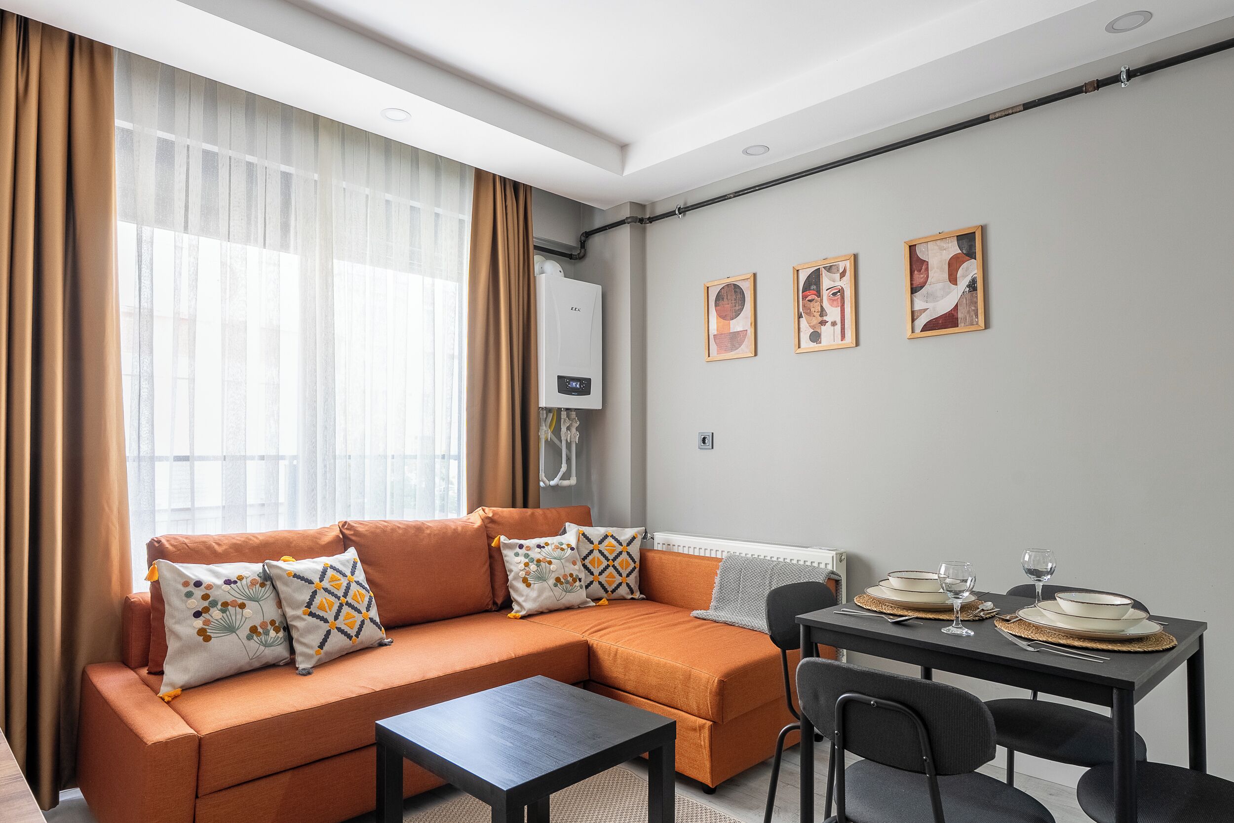 Appartement Deluxe, 1 chambre, cuisine, rez-de-chaussée | Coin séjour | Télévision de 80 cm avec chaînes par câble, Netflix