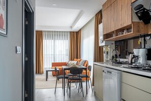 Geladeira, cooktop, lava-louças, cadeirão de bebê