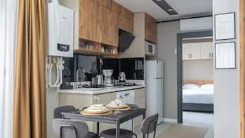 Lägenhet Deluxe | Eget kök | Kylskåp, mikrovågsugn, ugn och spishäll