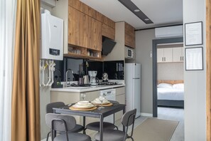 Geladeira, cooktop, lava-louças, cadeirão de bebê