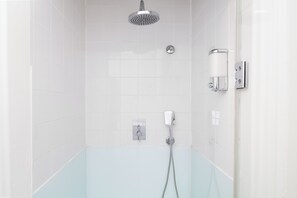 Shower, hair dryer, towels, soap - Heat of the City: The Cozy Loft (Porto)