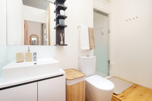 Douche, sèche-cheveux, serviettes fournies, savon