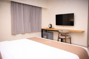 In-room safe, individually decorated, individually furnished, desk - City Crown Hotel (Dar es Salaam)