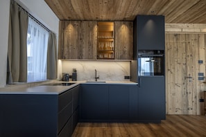 Coffee/tea maker, fridge, oven, dishwasher