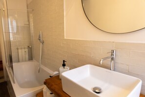 Hair dryer, bidet, towels, soap - qFlat Prati Cozy apartment Vatican (Roma)