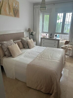 2 chambres, fer et planche à repasser, Wi-Fi gratuit, draps fournis