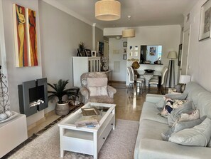 Télévision, lecteur de DVD, livres