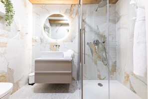 Apartamento | Baño | Ducha, secador de pelo, toallas y papel higiénico