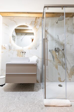 Apartamento | Baño | Ducha, secador de pelo, toallas y papel higiénico