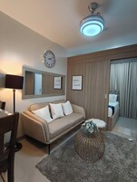 Quarto standard, 2 quartos | Área de estar | TV de tela plana