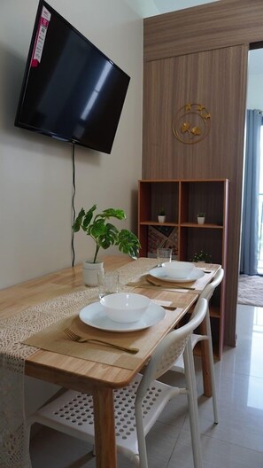 Standard Room, 1 Bedroom | In-room dining - Shore 2 Residences (Pasay)