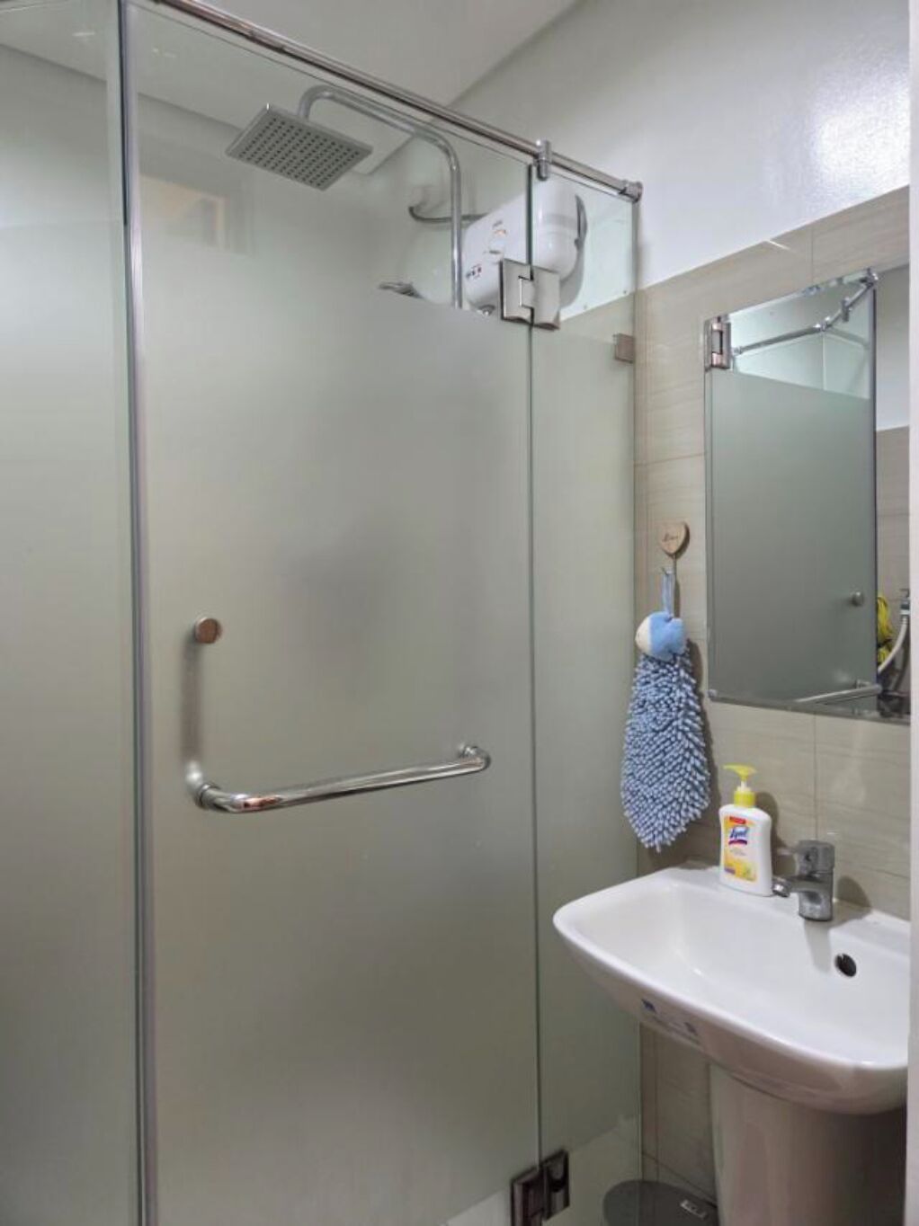 Ducha, artículos de tocador gratuitos, toallas, jabón