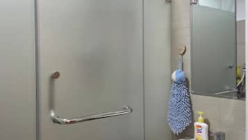 Chambre Standard double, 1 chambre, vue sur la ville | Salle de bain | Douche, articles de toilette (gratuits), serviettes fournies, savon